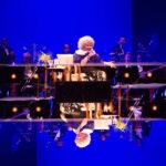 Alcione Instagram - Já está disponível, em todos os aplicativos de música, o álbum comemorativo aos 50 anos de carreira da Marrom, gravado no Theatro Municipal do Rio! (Equipe) Brahma e Secretaria de Estado de Cultura e Economia Criativa do Rio de Janeiro, através da Lei de Incentivo à Cultura, apresentam: ALCIONE 50 ANOS O show, que também está na íntegra no YouTube da @biscoitofino por 72 horas, tem direção musical de Alexandre Menezes e geral de Solange Nazareth, traz um mosaico formatado por medleys com 65 músicas das mais diferentes fases da vitoriosa carreira de Alcione: “A Loba/Ou Ela, Ou Eu”, “Sufoco”, “Meu Ébano”, “Estranha Loucura”, “Você Me Vira a Cabeça”, “Além da Cama”, “Garoto Maroto”, “Faz Uma Loucura Por Mim”, “Nem Morta”, “Gostoso Veneno” e muitas outras! Além da Banda do Sol que a acompanha por décadas, integrantes da Orquestra Sinfônica  Maré do Amanhã, dançarinos da Academia Marcello Chocolate e Sheila Aquino e da Cia. Cenarte Dimensões; além, é claro, da Estação Primeira de Mangueira, fizeram parte da gravação. O espetáculo que deu origem ao novo DVD da cantora abriu ao som eletrizante do Ilé Àṣẹ Ọbalúwáiyé Jagun, casa do Pai Celinho de Omolu, e com a voz poderosa de Maria Bethânia que estava na plateia) recitando os versos da autobiográfica "Resumo" (música de Roberto Correa e Sylvio Son). "Alcione 50 Anos" não é apenas o álbum que celebra o cinquentenário de carreira dessa artista que é sinônimo de brasilidade. Conta uma história de sucesso construída com muito trabalho e norteada por um amor extremo ao ofício. -"Cantar é ofício e paixão. E só tenho a agradecer àqueles que me auxiliaram, conduziram-me até aqui. Agradeço, principalmente, aos fãs. Sem eles não existiriam artistas", resume Alcione.