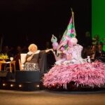 Alcione Instagram - Já está disponível, em todos os aplicativos de música, o álbum comemorativo aos 50 anos de carreira da Marrom, gravado no Theatro Municipal do Rio! (Equipe) Brahma e Secretaria de Estado de Cultura e Economia Criativa do Rio de Janeiro, através da Lei de Incentivo à Cultura, apresentam: ALCIONE 50 ANOS O show, que também está na íntegra no YouTube da @biscoitofino por 72 horas, tem direção musical de Alexandre Menezes e geral de Solange Nazareth, traz um mosaico formatado por medleys com 65 músicas das mais diferentes fases da vitoriosa carreira de Alcione: “A Loba/Ou Ela, Ou Eu”, “Sufoco”, “Meu Ébano”, “Estranha Loucura”, “Você Me Vira a Cabeça”, “Além da Cama”, “Garoto Maroto”, “Faz Uma Loucura Por Mim”, “Nem Morta”, “Gostoso Veneno” e muitas outras! Além da Banda do Sol que a acompanha por décadas, integrantes da Orquestra Sinfônica  Maré do Amanhã, dançarinos da Academia Marcello Chocolate e Sheila Aquino e da Cia. Cenarte Dimensões; além, é claro, da Estação Primeira de Mangueira, fizeram parte da gravação. O espetáculo que deu origem ao novo DVD da cantora abriu ao som eletrizante do Ilé Àṣẹ Ọbalúwáiyé Jagun, casa do Pai Celinho de Omolu, e com a voz poderosa de Maria Bethânia que estava na plateia) recitando os versos da autobiográfica "Resumo" (música de Roberto Correa e Sylvio Son). "Alcione 50 Anos" não é apenas o álbum que celebra o cinquentenário de carreira dessa artista que é sinônimo de brasilidade. Conta uma história de sucesso construída com muito trabalho e norteada por um amor extremo ao ofício. -"Cantar é ofício e paixão. E só tenho a agradecer àqueles que me auxiliaram, conduziram-me até aqui. Agradeço, principalmente, aos fãs. Sem eles não existiriam artistas", resume Alcione.