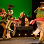 Alcione Instagram - Já está disponível, em todos os aplicativos de música, o álbum comemorativo aos 50 anos de carreira da Marrom, gravado no Theatro Municipal do Rio! (Equipe) Brahma e Secretaria de Estado de Cultura e Economia Criativa do Rio de Janeiro, através da Lei de Incentivo à Cultura, apresentam: ALCIONE 50 ANOS O show, que também está na íntegra no YouTube da @biscoitofino por 72 horas, tem direção musical de Alexandre Menezes e geral de Solange Nazareth, traz um mosaico formatado por medleys com 65 músicas das mais diferentes fases da vitoriosa carreira de Alcione: “A Loba/Ou Ela, Ou Eu”, “Sufoco”, “Meu Ébano”, “Estranha Loucura”, “Você Me Vira a Cabeça”, “Além da Cama”, “Garoto Maroto”, “Faz Uma Loucura Por Mim”, “Nem Morta”, “Gostoso Veneno” e muitas outras! Além da Banda do Sol que a acompanha por décadas, integrantes da Orquestra Sinfônica  Maré do Amanhã, dançarinos da Academia Marcello Chocolate e Sheila Aquino e da Cia. Cenarte Dimensões; além, é claro, da Estação Primeira de Mangueira, fizeram parte da gravação. O espetáculo que deu origem ao novo DVD da cantora abriu ao som eletrizante do Ilé Àṣẹ Ọbalúwáiyé Jagun, casa do Pai Celinho de Omolu, e com a voz poderosa de Maria Bethânia que estava na plateia) recitando os versos da autobiográfica "Resumo" (música de Roberto Correa e Sylvio Son). "Alcione 50 Anos" não é apenas o álbum que celebra o cinquentenário de carreira dessa artista que é sinônimo de brasilidade. Conta uma história de sucesso construída com muito trabalho e norteada por um amor extremo ao ofício. -"Cantar é ofício e paixão. E só tenho a agradecer àqueles que me auxiliaram, conduziram-me até aqui. Agradeço, principalmente, aos fãs. Sem eles não existiriam artistas", resume Alcione.