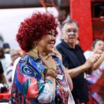 Alcione Instagram - Presença ilustre e muito especial! ✨ A super Alcione está presente em nossa quadra para prestigiar a Feijoada da Viradouro. O evento conta com a participação da coirmã @mangueira_oficial, escola de coração da cantora, que levará para a Sapucaí o enredo "A Negra Voz do Amanhã", em sua homenagem no Carnaval 2024. Que honra, Marrom!🤎 A casa é sua! ❤️ 📸 @ep_ewerton Unidos do Viradouro