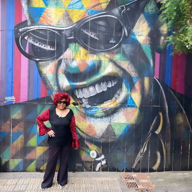 Alcione Instagram - Tarde ensolarada em São Paulo! Antes dos trabalhos, uma parada para almoçar na Rua Avanhandava, uma das mais charmosas de Sampa! Mural do inesquecível Ray Charles, feito por @kobrastreetart! Viva a arte urbana brasileira!!!! (Alcione) São Paulo, Brazil