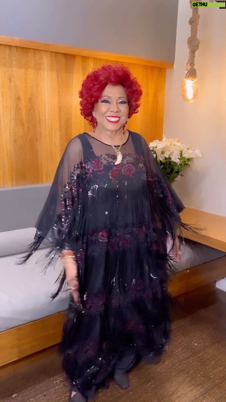 Alcione Instagram - Os looks dos shows do @vivoriorj foram super comentados por aqui! Qual é o seu preferido???? Ah! Tem conteúdo EXCLUSIVO desses shows, rolando no TikTok da Marrom: siga @alcioneamarrom por lá e fique por dentro de novidades! (Equipe) Looks: @ateliersilviabevilaqua