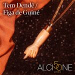 Alcione Instagram - Já está disponível em todas as plataformas digitais, o primeiro single extraído do álbum “Alcione 50 Anos”, gravado no Theatro Municipal do RJ: um medley que reúne "Tem Dendê” / "Figa de Guiné" (Nei Lopes / Reginaldo Bessa)! "Figa de Guiné" e "Tem Dendê" são músicas que saíram em compactos gravados em 1972 e 1973 respectivamente; ou seja, foram gravadas no início da trajetória artística de uma Alcione que começava a despontar no cenário artístico! No caso específico de "Figa de Guiné", a canção marca a estreia da Marrom no disco, e com um compacto que trazia uma outra canção intitulada "O Sonho Acabou", do também estreante estreante Gilberto Gil. "Tem Dendê", já anunciava que os compositores @neilopesoficial e @bessareginaldo ainda proporcionariam muitas alegrias, e adicionariam inúmeros sucessos, à carreira da Marrom. Nei, inclusive, é o compositor mais gravado por Alcione. Ouça agora mesmo em seu aplicativo favorito! (Equipe)