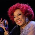 Alcione Instagram - Ontem no @napraiafestival em Brasilia foi assim! Hoje é dia de @mestresdosambarecife no @classichallpe. Confira os horários! (Equipe) 22h: Diogo Nogueira 00h: Zeca Pagodinho 02h: Alcione