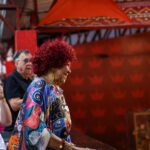 Alcione Instagram - Presença ilustre e muito especial! ✨ A super Alcione está presente em nossa quadra para prestigiar a Feijoada da Viradouro. O evento conta com a participação da coirmã @mangueira_oficial, escola de coração da cantora, que levará para a Sapucaí o enredo "A Negra Voz do Amanhã", em sua homenagem no Carnaval 2024. Que honra, Marrom!🤎 A casa é sua! ❤️ 📸 @ep_ewerton Unidos do Viradouro