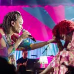 Alcione Instagram - Que sorte a minha ter os amigos que tenho e alguns deles estarem no meu #SomBrasil… Minha irmã @lecibrandao, amigas desde o início das nossas carreiras, quantas histórias já vivemos juntas. Você mora no meu coração sempre e para sempre! A Velha Guarda da @mangueira_oficial é a realeza da nossa escola, majestades! @diogonogueira_oficial é um dos filhos que a Música me deu! A continuação de uma das linhagens mais nobres do Samba. João Nogueira era mais que amigo, era um irmão. Quanto orgulho tenho em ver que Diogo continua levando seu legado com respeito e retidão! Outra filha que a Música me deu é @lucianamello. Jair Rodrigues foi quem me levou para o disco, meu padrinho! Obrigada pelo seu carinho de sempre, minha filha! Obrigada por emprestar seu talento para esse especial! @mumuzinho é o maior show man do Brasil dos novos tempos. Seu talento e carisma são verdadeiros patrimônios culturais desse país! Como dizemos no Maranhão: “ô piqueno danado!” @luedjiluna é daquelas artistas que vieram para ficar. A ancestralidade pulsante em sua áurea, reverbera em sua linda voz! Obrigada a todos vocês pela presença! Essa Marrom aqui, AMA vocês!!!! (Alcione)