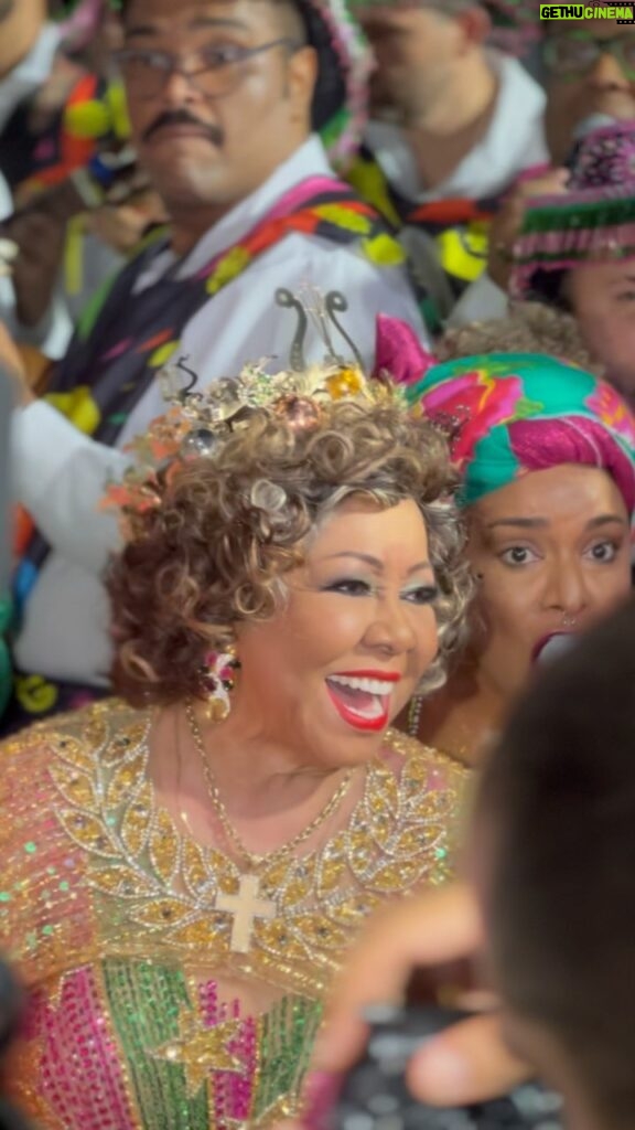 Alcione Instagram - Presença mais do que especial! @alcioneamarrom entregou voz e simpatia no início do desfile da @mangueira_oficial, escola que vem homenageando a cantora com o enredo “A Negra Voz do Amanhã”.💖💚 🎥: @nandadesousa / @fmodia