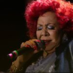 Alcione Instagram - Ontem no @napraiafestival em Brasilia foi assim! Hoje é dia de @mestresdosambarecife no @classichallpe. Confira os horários! (Equipe) 22h: Diogo Nogueira 00h: Zeca Pagodinho 02h: Alcione