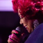 Alcione Instagram - Ontem no @napraiafestival em Brasilia foi assim! Hoje é dia de @mestresdosambarecife no @classichallpe. Confira os horários! (Equipe) 22h: Diogo Nogueira 00h: Zeca Pagodinho 02h: Alcione