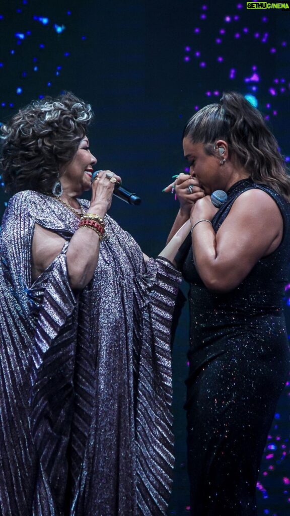 Alcione Instagram - Na estreia do “Quem Vem Pra Cantar?”, @pretagil é surpreendida por @alcioneamarrom com um dueto misterioso. 🔥 #Domingão Estúdios Globo