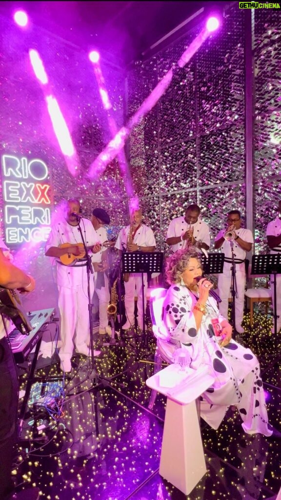 Alcione Instagram - Folia: A Marrom marcou presença na abertura do Camarote @rioexxperience na Sapucaí, juntamente com @cordaodabolapretaoficial! (Equipe)