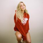 Alexandra Cooper Instagram - NEW Sunday Session with just me and you 🤗 everyone’s lying, your 20s actually suck. Go WATCH now