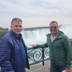 Ali Sunal Instagram - Kanada turnesi nasıl geçti derseniz sevdiklerimle özlem gidererek ve harika alkışlarla… sizi canım lise öğretmenim Hakan hocamla tanıştırayım bende emeği büyüktür 🫶🏼
