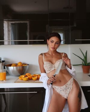Alix Desmoineaux Instagram - A tous ceux qui pensent que la place de la femme est à la cuisine… n’oubliez pas que c’est ici qu’on y range les couteaux 🔪🍊
-
-

✨Jeu concours ✨
 Mes amours j’ai l’honneur de faire gagner à 5 d’entre vous  une parure lingerie de votre  choix chez Sans Complexe Lingerie, la marque chouchou des poitrines genereuses ( bonnet C à G) 👙.

Pour tenter votre chance, participez à ce jeu concours. 
Un tirage au sort  aura lieu prochainement. 

Pour participer :
Être abonné à @sanscomplexe_lingerie et à mon compte
Invitez vos amies en commentaires 
Bonne chance mis amores 🍀

Pour qu’il n’y ait pas de perdants, bénéficiez de -20% avec le code ALIX20 sur le site sanscomplexe.com

#sanscomplexelingerie #happylingerieforhappycurves