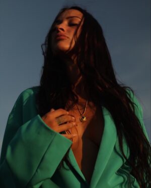 Alix Desmoineaux Instagram - El fuego en la piel, la brisa en la mente 🔥🌬