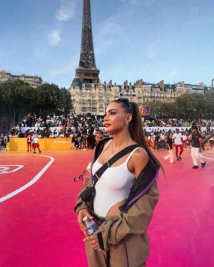 Alix Desmoineaux Instagram - Category is : Sporty ⚽️
@impulstar 
@instagram 
@meta 

Outfit: @bbcicecream 
@radical.pr 

Ponytail: @royalextension