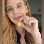 Alyssa Milano Instagram - Check you voter registration! I designed these two pieces of jewelry with @aweinspired. For a limited time they are available at aweinspired.com. 100% of the proceeds go to Planned Parenthood and Girl Up. ❤️🤟🏼😘