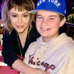 Alyssa Milano Instagram - Tonight was very special for me. I got to bring my real life son to see my tv dad’s show at @catalinajazzclub. Milo said, “he seems so jolly, mom. Text him and tell him that was the best show.” We love you, @tonydanza.