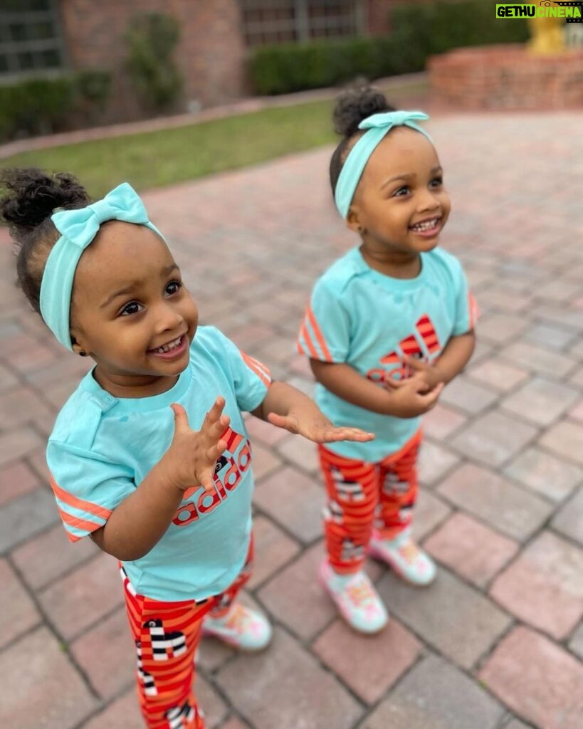 Amara 'La Negra' Instagram - Siempre Cute! @lasroyaltwins #Suma y #Teza