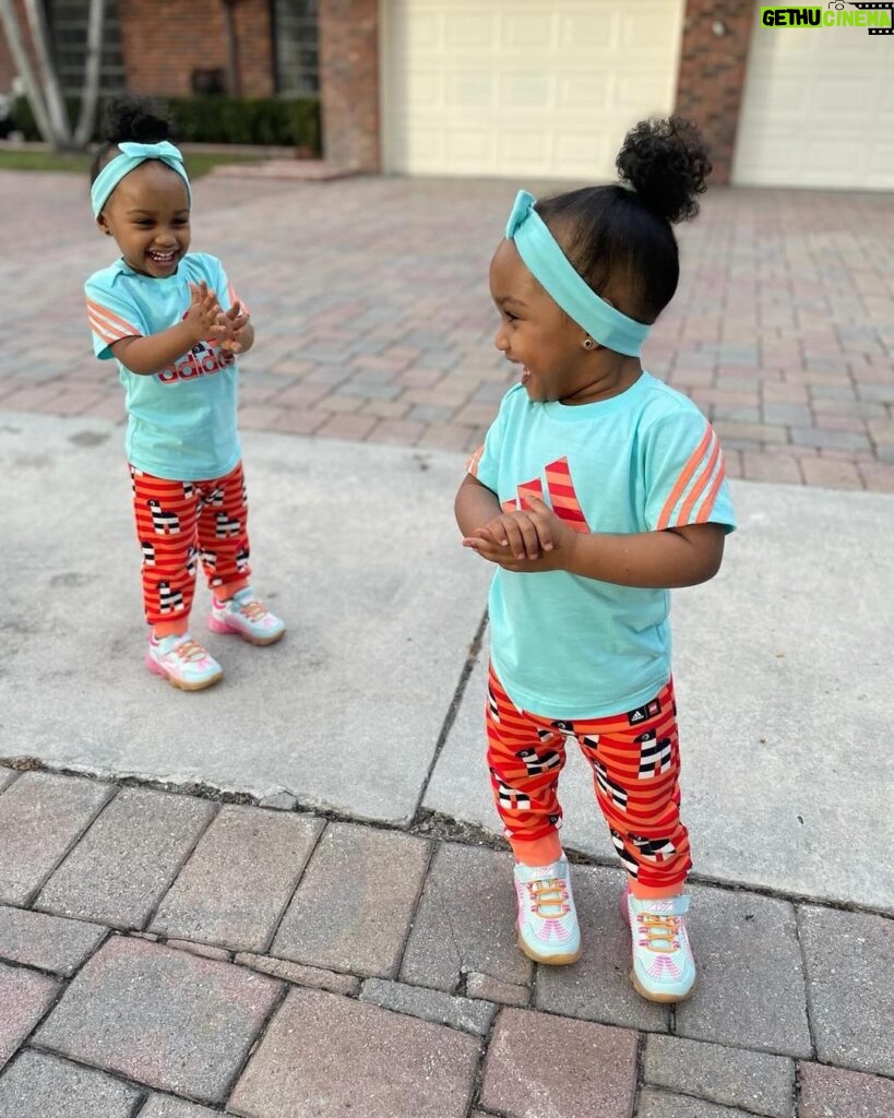 Amara 'La Negra' Instagram - Siempre Cute! @lasroyaltwins #Suma y #Teza