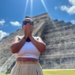 Anabel Pantoja Instagram - Ver una Maravilla del 🌍 siempre será para toda la vida @soltouroficial 🥹 1. Cuando llegas y ves Semejante locura. 2. Mi primer encuentro con ella. 3.Flipando aún más con sus 91 escalones. 4. Sigo sin creerme que hagan cosas tan perfectas en esa época, y con tanto significado. 5. Palmas, perfectas para escuchar el sonido de un pájaro… 6. Parte favorita, con la serpiente. 7. Yo con la serpiente. 8. Explicación del juego de la pelota. 9. Esta foto, es especial, espero que veáis lo mismo que yo. 10. La parte obligatoria de ir a ver la pirámide, casi 3 horas de bus ida y vuelta… Ruinas De Chichen Itza