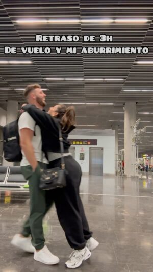Anabel Pantoja Instagram - Te retrasan el vuelo 3h y cotilleas el perfil de tu amiga @claudia.martinez y te inspiras.
@davidroal casi me mata por hacer esto en público 😂