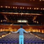 André Luiz Frambach Instagram - Dia mundial da primeira arte, dia mundial do teatro 🎭. Eu amo ser artista, cada meio de comunicação tem uma magia única, um desafio específico é todos me encantam e por sorte eu já pude fazer praticamente todos. Novela, série, minissérie, cinema… mas o teatro realmente tem uma magia única, a força, a energia, a conexão imediata do palco com o público é inexplicável. Louco que nessa temporada toda de “O amor passou por aqui” MUITA gente veio falar que nunca tinha ido para uma peça, e que tinha sido a melhor experiência, que com toda certeza iria muitas outras vezes a partir daquele dia. Então eu tô aqui pra incentivar os artistas pra cada vez mais criarem peças lindas e encantadores, fazerem sem medo. E incentivar o público a ir, se jogar tbm no universo do teatro porque é maravilhoso. Obs: depois desse texto reflexivo, tive que colocar esse vídeo que me representa tanto ahahahahha e representa tanto o teatro, porque em cima do palco somos e fazemos de tudo! Viva a arte, viva o teatro 🎭❤️