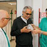 Andrea Bocelli Instagram - È un dono inatteso e prezioso, quello ricevuto dagli amici ingegneri del @biocardiolab di @fondazionemonasterio: un’esperienza straordinaria ed emozionante, poter tenere tra le mani ciò che del proprio corpo è il motore, e metaforicamente lo è dell’amore… Una meravigliosa, fedele riproduzione 3D del cuore, in grado di essere studiata, in preziosissimo anticipo sull’intervento operatorio. Felice per questo ulteriore traguardo della ricerca, orgoglioso per la realtà nosocomiale all’avanguardia che è l’Ospedale del Cuore di Massa, grato a tutti coloro che impiegano il proprio tempo ed il proprio talento al servizio della cura, festeggio la possibilità di avere avuto una copia perfetta del cuore! Per me, uno stupefacente cimelio (che dà forma manifesta al più prezioso anatomico alleato terreno, titolare peraltro d’ogni più nobile simbologia sentimentale), per gli scienziati, uno strumento eccezionale per salvaguardare la nostra salute. Andrea Bocelli Ospedale del Cuore - Massa