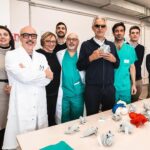 Andrea Bocelli Instagram - È un dono inatteso e prezioso, quello ricevuto dagli amici ingegneri del @biocardiolab di @fondazionemonasterio: un’esperienza straordinaria ed emozionante, poter tenere tra le mani ciò che del proprio corpo è il motore, e metaforicamente lo è dell’amore… Una meravigliosa, fedele riproduzione 3D del cuore, in grado di essere studiata, in preziosissimo anticipo sull’intervento operatorio. Felice per questo ulteriore traguardo della ricerca, orgoglioso per la realtà nosocomiale all’avanguardia che è l’Ospedale del Cuore di Massa, grato a tutti coloro che impiegano il proprio tempo ed il proprio talento al servizio della cura, festeggio la possibilità di avere avuto una copia perfetta del cuore! Per me, uno stupefacente cimelio (che dà forma manifesta al più prezioso anatomico alleato terreno, titolare peraltro d’ogni più nobile simbologia sentimentale), per gli scienziati, uno strumento eccezionale per salvaguardare la nostra salute. Andrea Bocelli Ospedale del Cuore - Massa