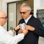 Andrea Bocelli Instagram - È un dono inatteso e prezioso, quello ricevuto dagli amici ingegneri del @biocardiolab di @fondazionemonasterio: un’esperienza straordinaria ed emozionante, poter tenere tra le mani ciò che del proprio corpo è il motore, e metaforicamente lo è dell’amore… Una meravigliosa, fedele riproduzione 3D del cuore, in grado di essere studiata, in preziosissimo anticipo sull’intervento operatorio. Felice per questo ulteriore traguardo della ricerca, orgoglioso per la realtà nosocomiale all’avanguardia che è l’Ospedale del Cuore di Massa, grato a tutti coloro che impiegano il proprio tempo ed il proprio talento al servizio della cura, festeggio la possibilità di avere avuto una copia perfetta del cuore! Per me, uno stupefacente cimelio (che dà forma manifesta al più prezioso anatomico alleato terreno, titolare peraltro d’ogni più nobile simbologia sentimentale), per gli scienziati, uno strumento eccezionale per salvaguardare la nostra salute. Andrea Bocelli Ospedale del Cuore - Massa