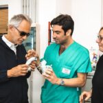 Andrea Bocelli Instagram - È un dono inatteso e prezioso, quello ricevuto dagli amici ingegneri del @biocardiolab di @fondazionemonasterio: un’esperienza straordinaria ed emozionante, poter tenere tra le mani ciò che del proprio corpo è il motore, e metaforicamente lo è dell’amore… Una meravigliosa, fedele riproduzione 3D del cuore, in grado di essere studiata, in preziosissimo anticipo sull’intervento operatorio. Felice per questo ulteriore traguardo della ricerca, orgoglioso per la realtà nosocomiale all’avanguardia che è l’Ospedale del Cuore di Massa, grato a tutti coloro che impiegano il proprio tempo ed il proprio talento al servizio della cura, festeggio la possibilità di avere avuto una copia perfetta del cuore! Per me, uno stupefacente cimelio (che dà forma manifesta al più prezioso anatomico alleato terreno, titolare peraltro d’ogni più nobile simbologia sentimentale), per gli scienziati, uno strumento eccezionale per salvaguardare la nostra salute. Andrea Bocelli Ospedale del Cuore - Massa