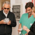 Andrea Bocelli Instagram - È un dono inatteso e prezioso, quello ricevuto dagli amici ingegneri del @biocardiolab di @fondazionemonasterio: un’esperienza straordinaria ed emozionante, poter tenere tra le mani ciò che del proprio corpo è il motore, e metaforicamente lo è dell’amore… Una meravigliosa, fedele riproduzione 3D del cuore, in grado di essere studiata, in preziosissimo anticipo sull’intervento operatorio. Felice per questo ulteriore traguardo della ricerca, orgoglioso per la realtà nosocomiale all’avanguardia che è l’Ospedale del Cuore di Massa, grato a tutti coloro che impiegano il proprio tempo ed il proprio talento al servizio della cura, festeggio la possibilità di avere avuto una copia perfetta del cuore! Per me, uno stupefacente cimelio (che dà forma manifesta al più prezioso anatomico alleato terreno, titolare peraltro d’ogni più nobile simbologia sentimentale), per gli scienziati, uno strumento eccezionale per salvaguardare la nostra salute. Andrea Bocelli Ospedale del Cuore - Massa