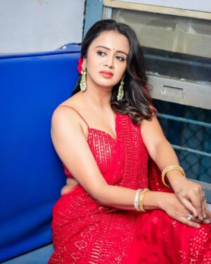 Anjana Rangan Instagram - 🚨🚨🚨

For #Siren Audio and Trailer launch ! 
Photography : @arunprasath_photography 
Outfit : @magicbyjeeni 
Makeup : @shree__artistry__ 
Hair : @shalini_hairartist 
Flowers : @blossom_bridal_flowers
