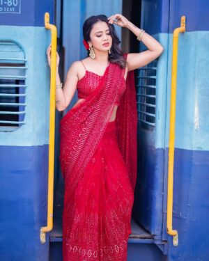 Anjana Rangan Instagram - 🚨🚨🚨

For #Siren Audio and Trailer launch ! 
Photography : @arunprasath_photography 
Outfit : @magicbyjeeni 
Makeup : @shree__artistry__ 
Hair : @shalini_hairartist 
Flowers : @blossom_bridal_flowers