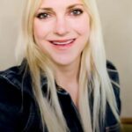 Anna Faris Instagram - Bet you can’t guess what I have in common with an electric vehicle. #HowDoYouSayARIYA #NissanPartner