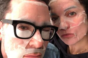 Annie Murphy Instagram - Well, it happened. I taught @instadanjlevy how to eat his finger on @theellenshow and then our faces fell off. I can die a happy woman.