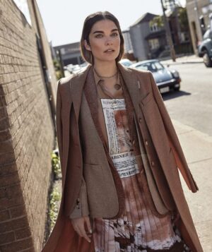 Annie Murphy Instagram - I spilled an entire litre of milk on my pants and will be sitting on a train for the next three hours smelling like warm dairy, so I’m looking back on this glorious day even more fondly. @fashioncanada 
Photos: @carlylerouth
🥛 
Creative director: @georgeantono1
🥛 
Interview: @pahullbains
🥛 
Stylist: @elizagrossman
🥛 
Hair: @sarahamson
🥛 
Makeup: @ronnietremblay
🥛 
Nails: @surelytruong
