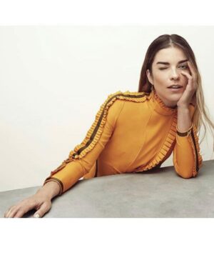 Annie Murphy Instagram - I spilled an entire litre of milk on my pants and will be sitting on a train for the next three hours smelling like warm dairy, so I’m looking back on this glorious day even more fondly. @fashioncanada 
Photos: @carlylerouth
🥛 
Creative director: @georgeantono1
🥛 
Interview: @pahullbains
🥛 
Stylist: @elizagrossman
🥛 
Hair: @sarahamson
🥛 
Makeup: @ronnietremblay
🥛 
Nails: @surelytruong