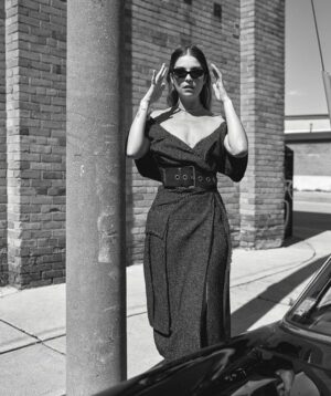 Annie Murphy Instagram - I spilled an entire litre of milk on my pants and will be sitting on a train for the next three hours smelling like warm dairy, so I’m looking back on this glorious day even more fondly. @fashioncanada 
Photos: @carlylerouth
🥛 
Creative director: @georgeantono1
🥛 
Interview: @pahullbains
🥛 
Stylist: @elizagrossman
🥛 
Hair: @sarahamson
🥛 
Makeup: @ronnietremblay
🥛 
Nails: @surelytruong