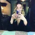 Annie Murphy Instagram - Back to work at my professional job at the business factory! @schittscreek #season3