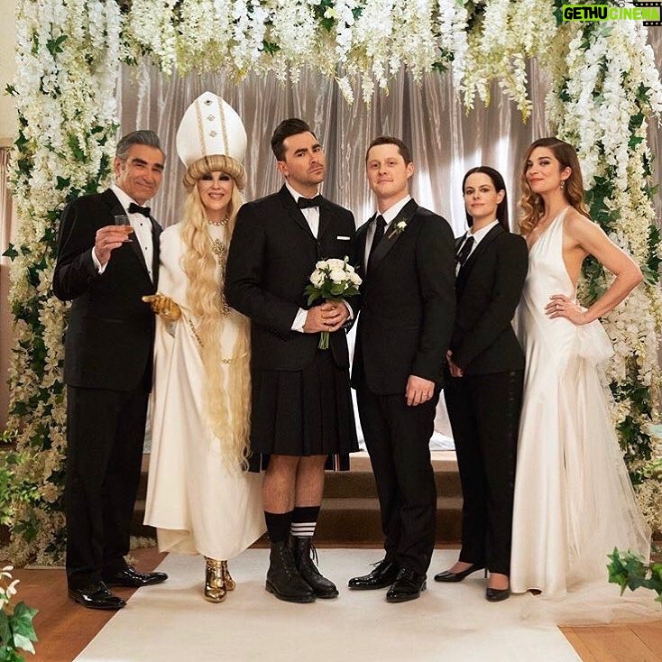 Annie Murphy Instagram - Big news: we all got married so we'd never actually have to say goodbye. Not pictured: @sarahplevy @deucestain @frennifer @karenrobinsonofficial Chris Elliott John Hemphill @timrozon @rizwanmanji @westread @rupindstagram @wintertekenoslevy @mikey7118 @jjhcanning @andrewcividino @luckymakeup @ana_sorys @candice.ornstein @annastasia_hairandmakeup @costumegod @constancerobot @nicolamoss.art @scriptydance @gfreepublicity @amyjuliasegal @childishsturino @clarisusette