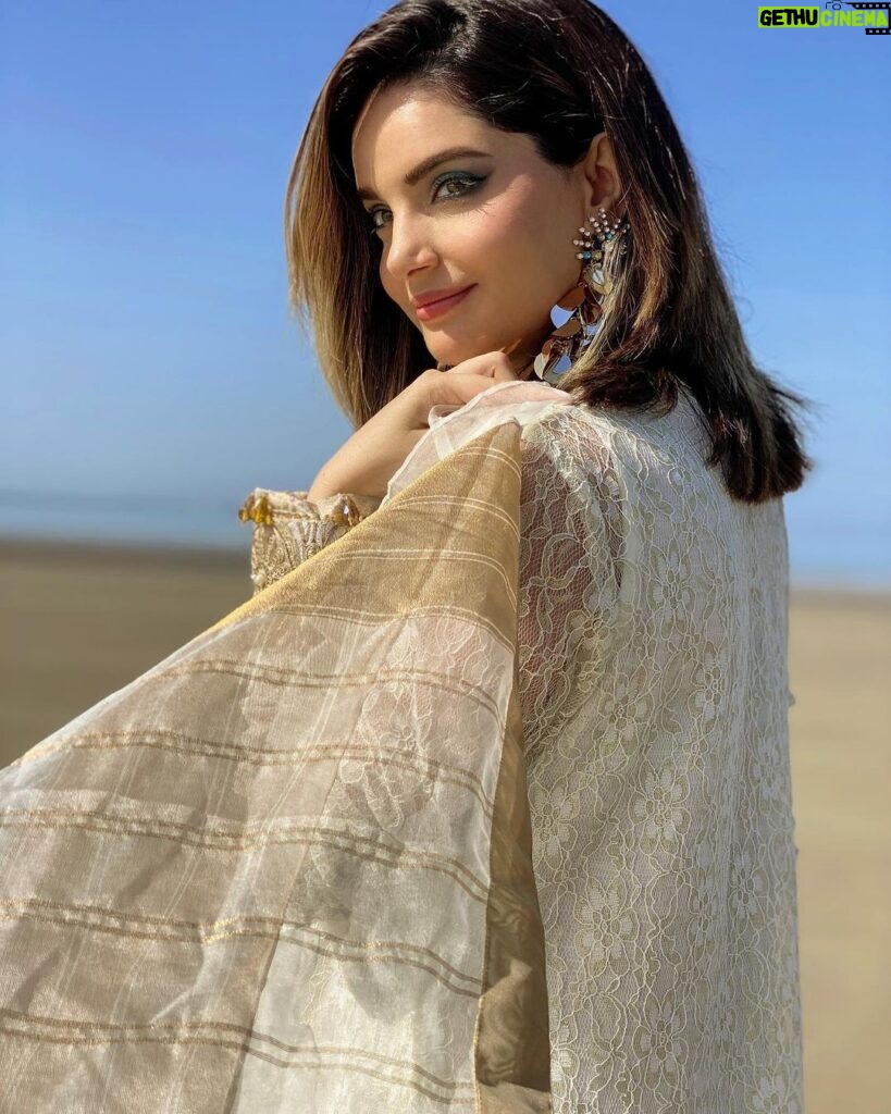 Armeena Khan Instagram - Frolicking on a Welsh beach wearing @ammarakhanatelier Eid Mubarak to you and your families ✨✨ Newgale, Pembrokeshire, United Kingdom