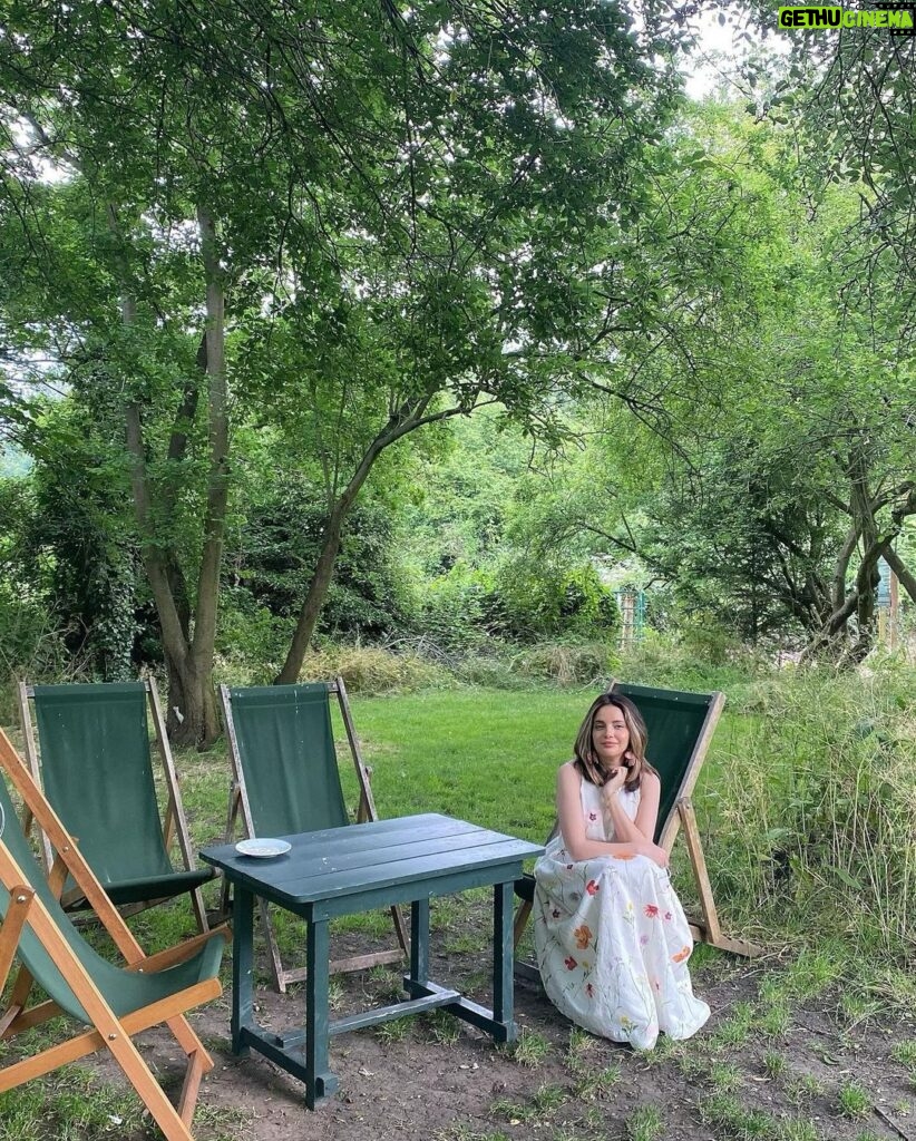 Armeena Khan Instagram - Meadows, the bridge set, literary trail, punting at the orchard ✨✨ Granchester Meadows