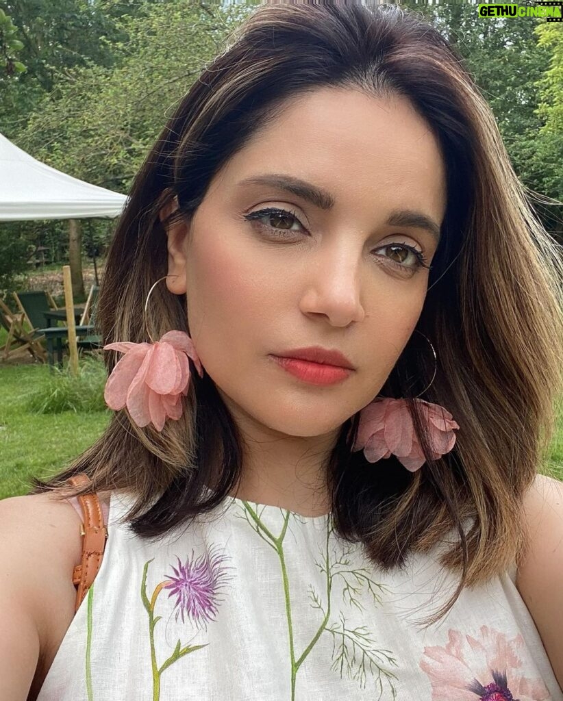 Armeena Khan Instagram - Meadows, the bridge set, literary trail, punting at the orchard ✨✨ Granchester Meadows