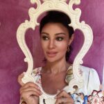 Arwa Gouda Instagram - Cercami tra le rose ♥️ 🌹 صباح الورد ♥️🌹💋 Swipe left ☺️ ⬅️ #jewelry @saedigram #photography @mahyarqajar #location @cortedellamaesta_italy Civita di Bagnoregio