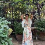 Arwa Gouda Instagram - Cercami tra le rose ♥️ 🌹 صباح الورد ♥️🌹💋 Swipe left ☺️ ⬅️ #jewelry @saedigram #photography @mahyarqajar #location @cortedellamaesta_italy Civita di Bagnoregio