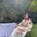 Arwa Gouda Instagram - Cercami tra le rose ♥️ 🌹 صباح الورد ♥️🌹💋 Swipe left ☺️ ⬅️ #jewelry @saedigram #photography @mahyarqajar #location @cortedellamaesta_italy Civita di Bagnoregio