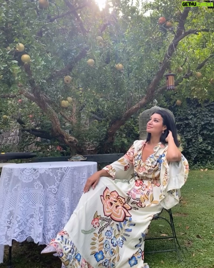 Arwa Gouda Instagram - Cercami tra le rose ♥️ 🌹 صباح الورد ♥️🌹💋 Swipe left ☺️ ⬅️ #jewelry @saedigram #photography @mahyarqajar #location @cortedellamaesta_italy Civita di Bagnoregio
