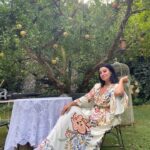 Arwa Gouda Instagram - Cercami tra le rose ♥️ 🌹 صباح الورد ♥️🌹💋 Swipe left ☺️ ⬅️ #jewelry @saedigram #photography @mahyarqajar #location @cortedellamaesta_italy Civita di Bagnoregio