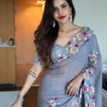 Ashu Reddy Instagram - Feeling grey-ish 🩶💎 #ashureddy #sareefeels For the inauguration of @aurobella_hairandmakeupstudio at rajamundry ❤️ @hairstylistravi @aurobella_hairandmakeupstudio @rajusai7896